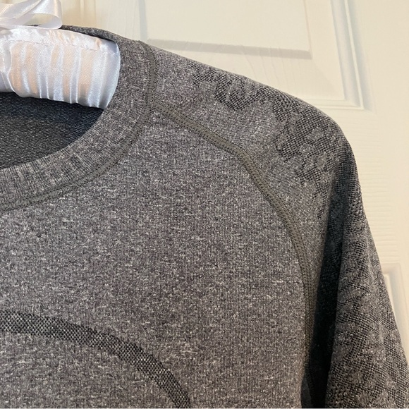 Lululemon Swiftly Tech Long Sleeved Crew in Heathered Black Lace - size 6 - Gray - Picture 4 of 11